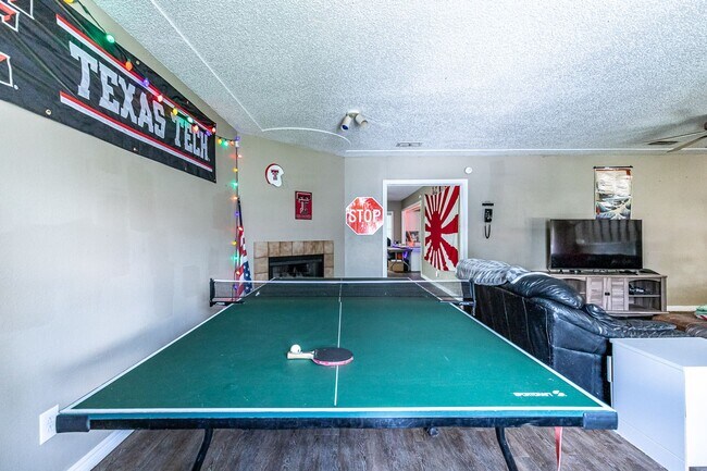 Building Photo - Pre-Leasing Summer 2023: Spacious 4/2,