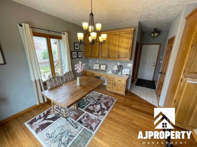 Building Photo - 3105 S Dawley Cir