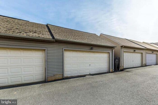 Building Photo - 2439 Rippling Brook Rd