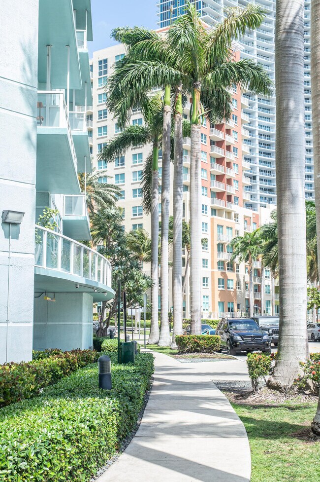 Building Photo - 1900 N Bayshore Dr