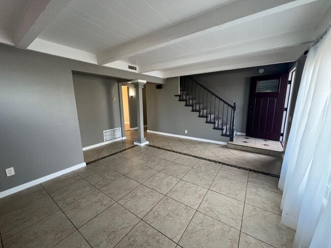 Building Photo - 528 Raintree Dr