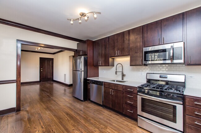 Building Photo - Condo Quality 2Bed/1bath in Bucktown! In-Unit Laundry! Stainless Steel! Quartz Counters!