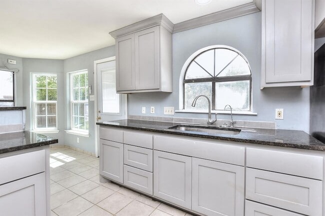 Building Photo - 1202 Southwalk St