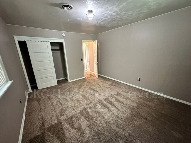 Building Photo - 4913 N Willow Ave