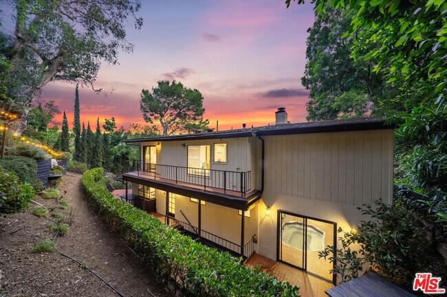 Building Photo - 9305 Beverlycrest Dr