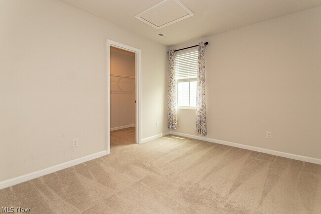 Building Photo - 472 Roberta Dr
