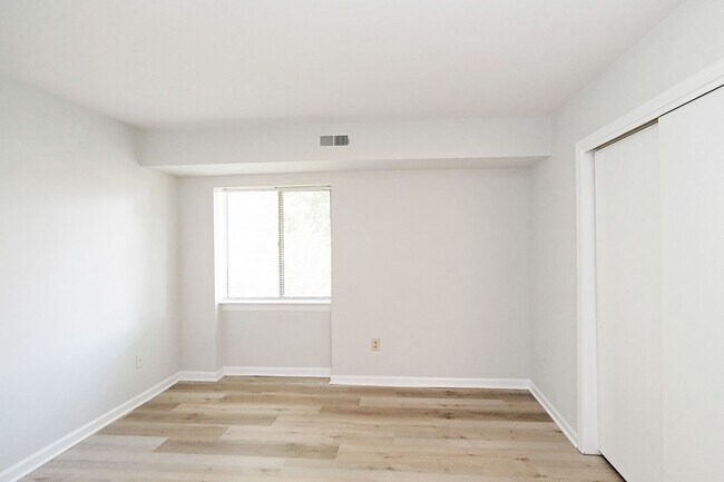 Building Photo - Four Seasons Condo Near Rt 29 Shopping & Dining