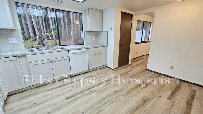 Building Photo - 5401 Pineridge Dr NE