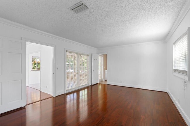 Building Photo - 899 NW 6th Dr