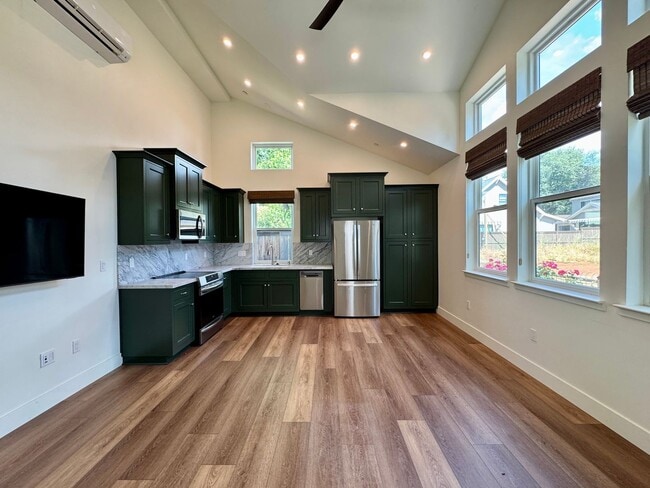 Building Photo - Custom Adorable Cottage Available in Folsom!