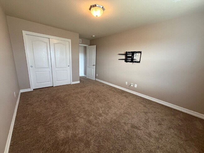 Building Photo - Luxurious 5-Bed Oasis with Scenic Views and Elegant Finishes in Blackstone Country Club, Includes...