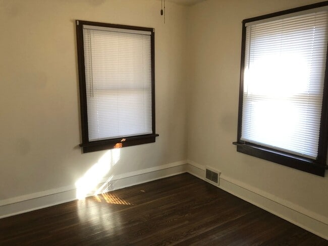 Building Photo - Charming 2 Bedroom House!