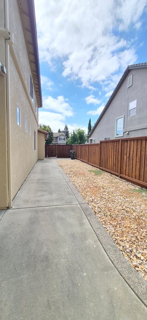 Building Photo - 2080 Mariposa Dr