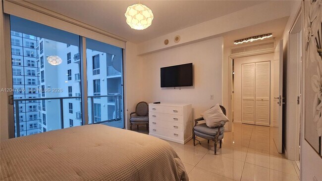Building Photo - 300 S Biscayne Blvd