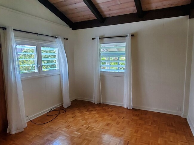 Building Photo - Spacious 2-bedroom, 1-bathroom unit with 1 covered parking stall!