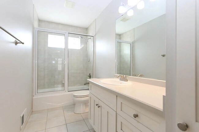 Building Photo - Rare 4 bed singe family super nice luxurio...