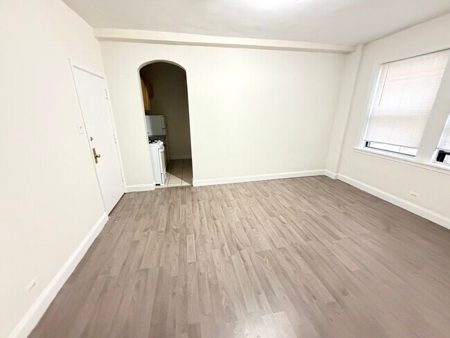 Building Photo - 839 W Sheridan Rd