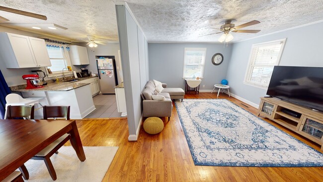 Building Photo - Fully Renovated 3 Bedroom GEM close to sho...