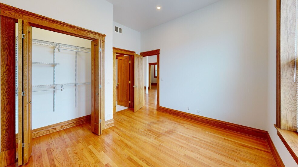 Building Photo - 3406 N Sheffield Ave
