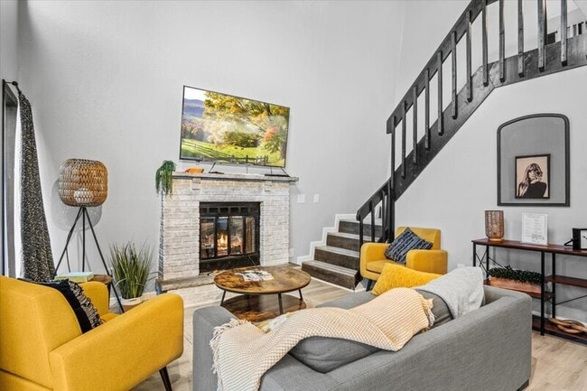 Building Photo - 1150 Country Club Dr