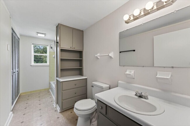 Building Photo - Pet Friendly Three Bedroom!