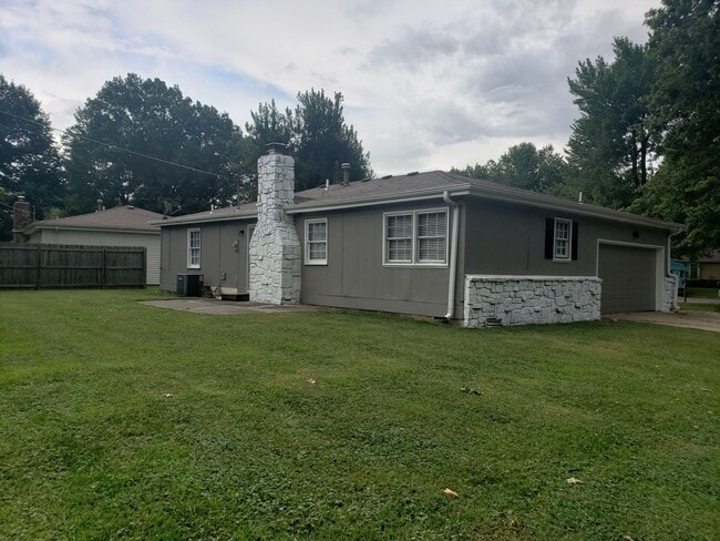 Building Photo - 1333 Meadowbrook Cir