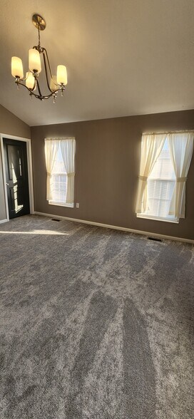 Building Photo - 5637 Crystal Falls St