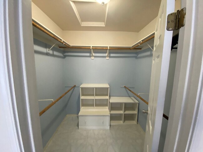 Building Photo - North Hanford, beautiful view and a small pet is ok, what more could you ask for?