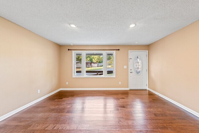 Building Photo - Pet Friendly!  Ideal location to Eglin AFB!!