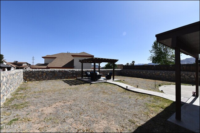 Building Photo - 5060 Silver Sands Ave