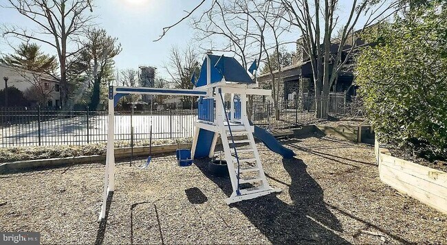 Building Photo - 306 Summit House