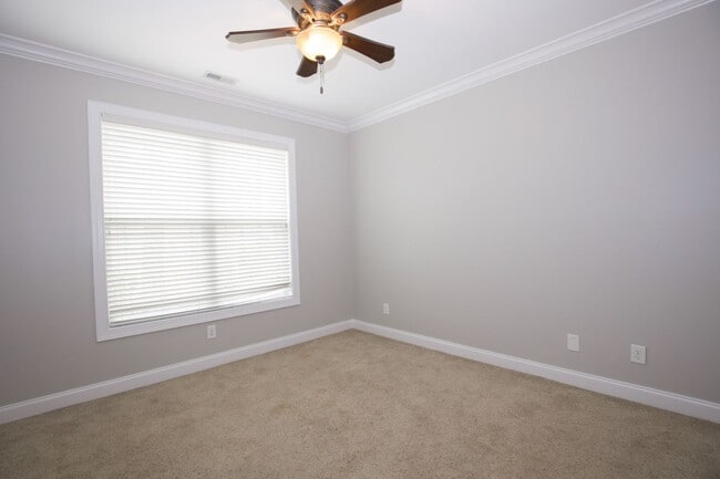 Building Photo - Woodlake Home