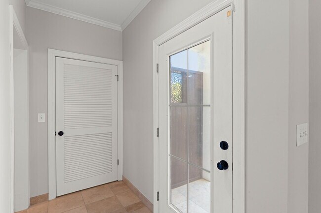 Building Photo - 3 bedroom/ 2.5 bathroom in Destin, FL!
