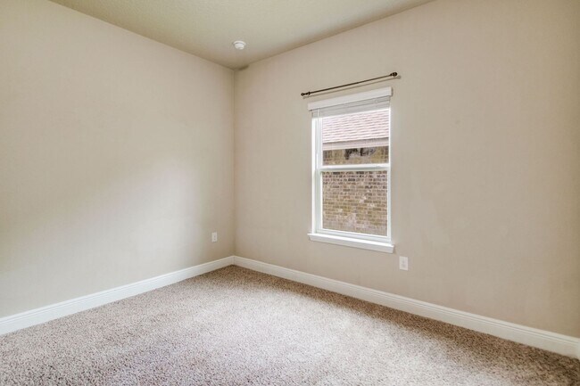 Building Photo - 4 Bedroom 2 Bath Home for Rent w/ Communit...