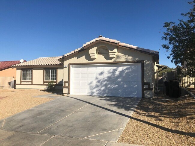 Building Photo - Showings Available NOW