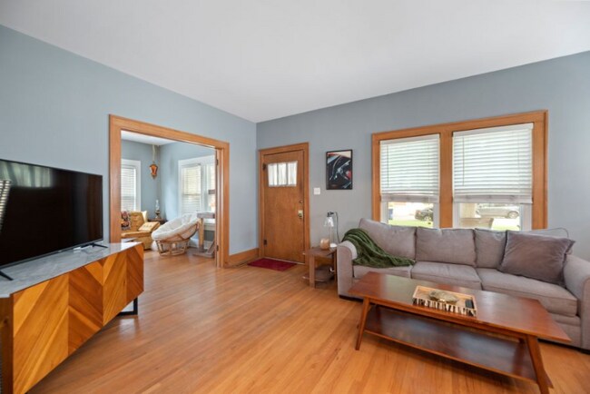 Building Photo - 1221 N Perry Ave