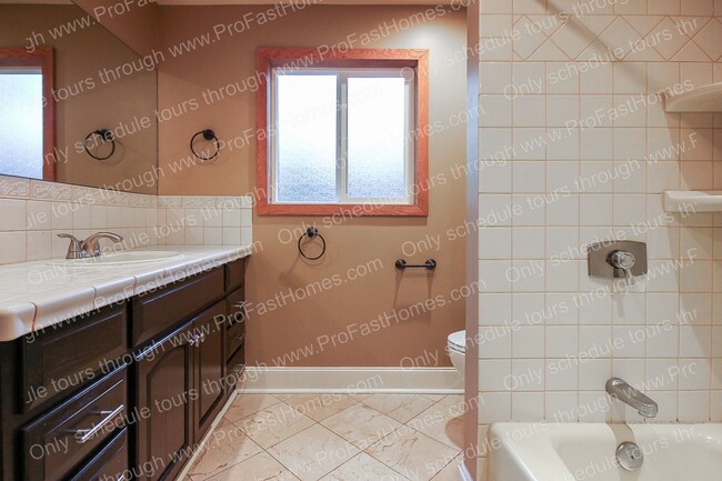 Building Photo - 7840 SW West Slope Dr