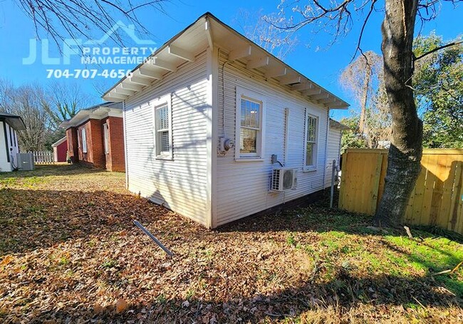 Building Photo - Cute Studio Apartment in Salisbury!