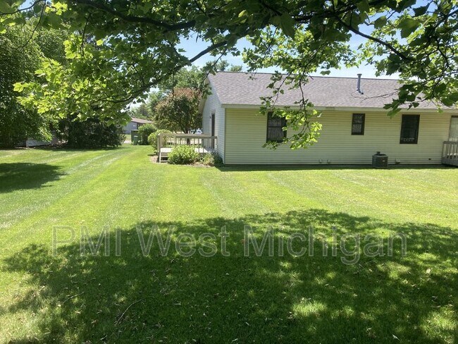 Building Photo - 2703 Woodmeadow Dr SE