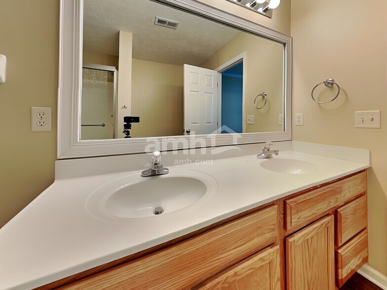 Building Photo - 9937 Whispering Pine Dr