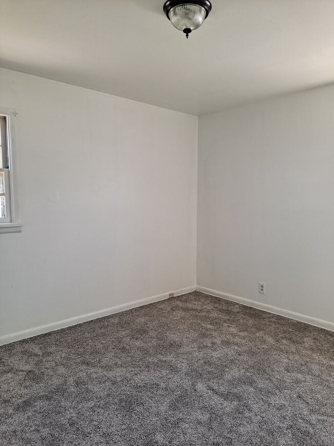 Building Photo - ALL PROSPECTIVE TENANTS MUST SUBMIT A $58 ...