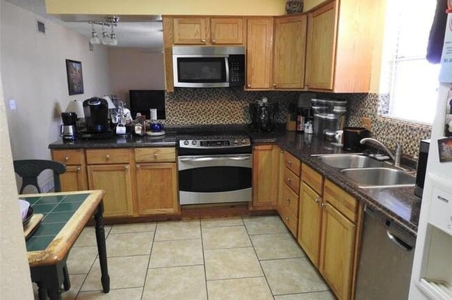 Building Photo - 4950 Elmhurst Ln