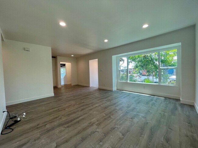 Building Photo - Fully Remodeled 4 Bedroom 2.5 Bathroom in ...