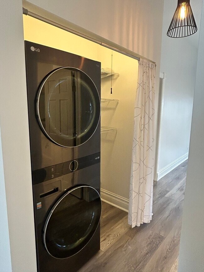 Building Photo - 1926 W Warner Ave