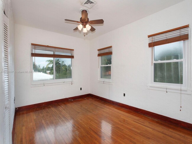 Building Photo - 339 NE 96th St
