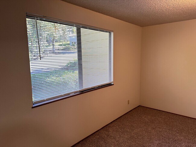 Building Photo - 2 bedroom 1.5 bathroom duplex in quiet Thurston neighborhood!