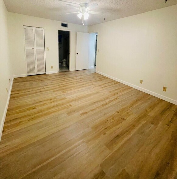 Building Photo - 725 Lori Dr