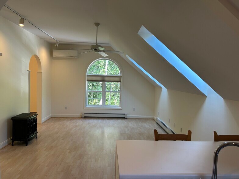 Living room (can accomodate office area or dining table) - 50 Pine St