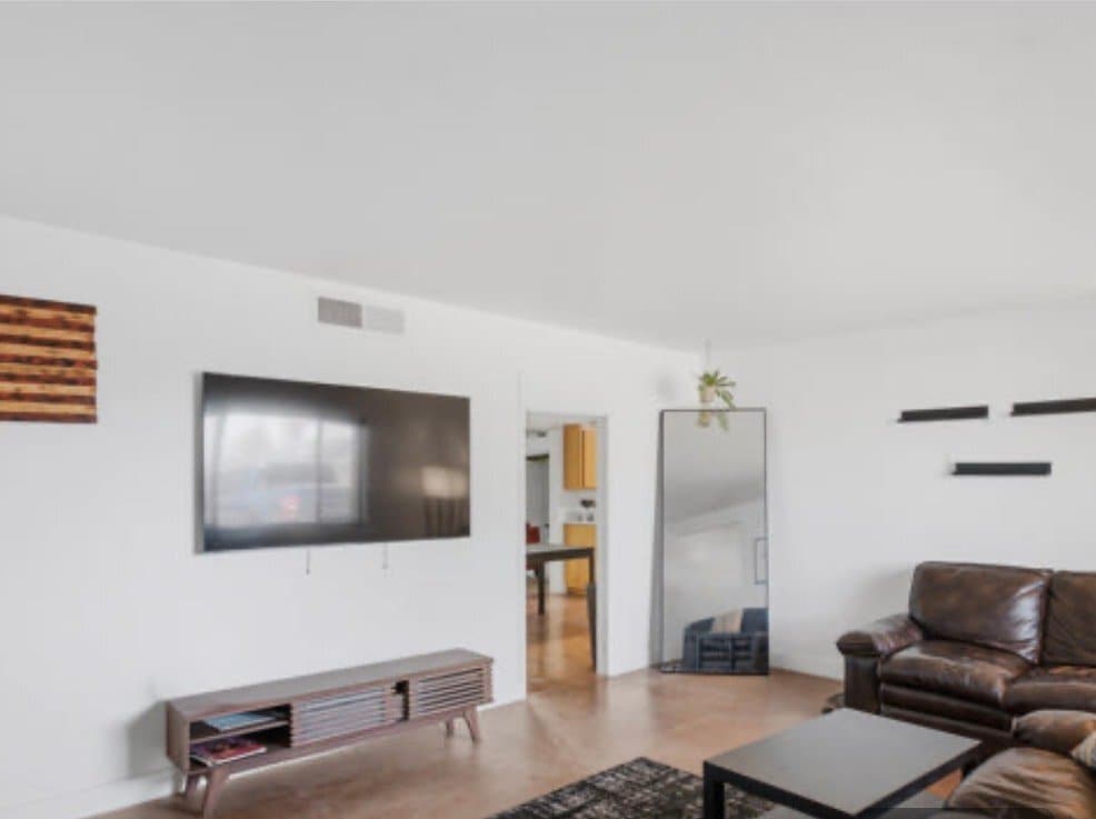 Building Photo - 817 W Romo Jones St