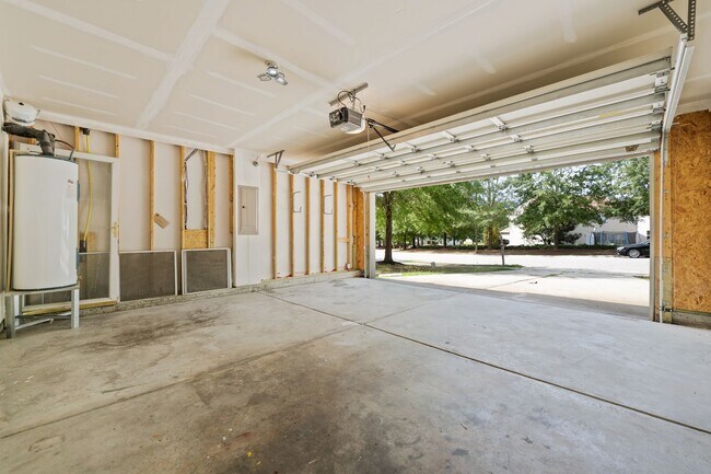 Building Photo - Beautiful 4 bedroom 2.5 bath with Fenced Y...